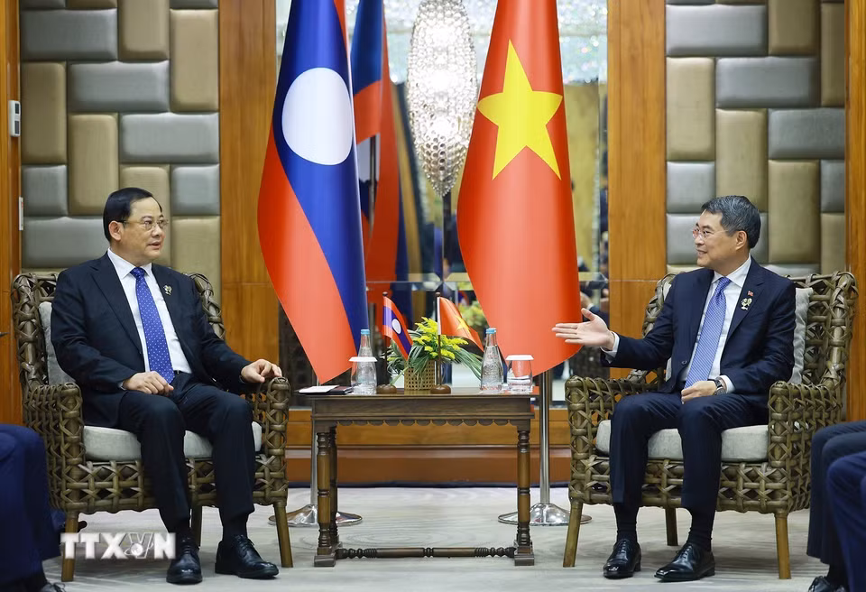 Thủ tướng Lê Minh Hưng gặp Thủ tướng Lào Sonexay Siphandone. (Ảnh: Dương Giang/TTXVN)