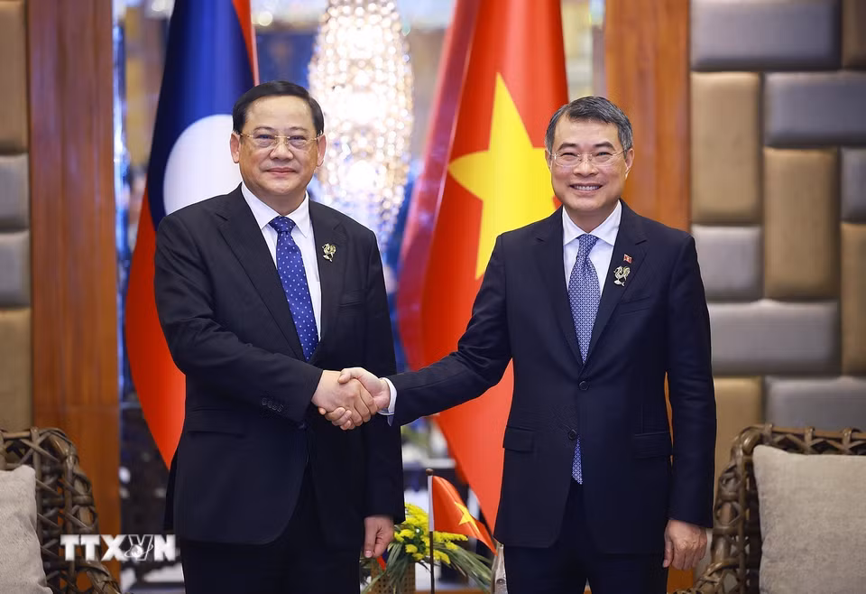 Thủ tướng Lê Minh Hưng gặp Thủ tướng Lào Sonexay Siphandone. (Ảnh: Dương Giang/TTXVN)
