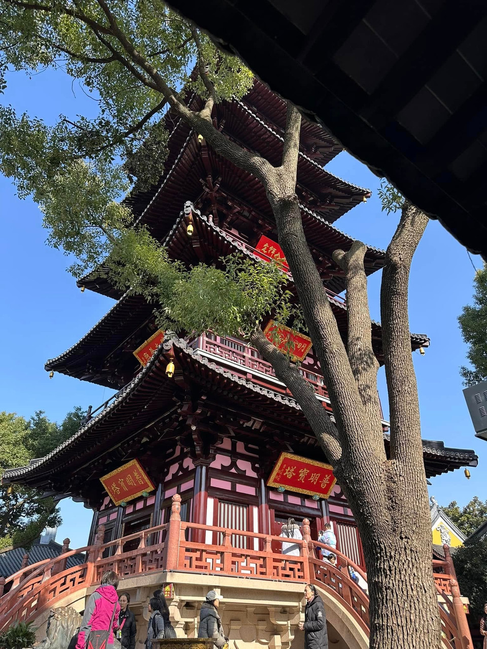 Hàn Sơn Tự là ngôi chùa cổ nằm ở phía tây của trấn Phong Kiều, Tô Châu, Trung Quốc. Chùa được xây dựng vào khoảng đầu thế kỷ VI, trong niên hiệu Thiên Giám (502-519) thời vua Lương Vũ Đế nhà Lương với tên gọi ban đầu là Diệu Lợi Phổ Minh Tháp viện. Trong loạn Thái Bình Thiên Quốc chùa bị phá hủy và được xây lại năm 1905. Đến khoảng niên hiệu Trinh Quán (627-649) thời Đường Thái Tông, tên gọi Hàn Sơn mới được đặt, nhằm tưởng nhớ đến nhà sư trụ trì nơi đây. (Ảnh: Anh Quang/Vietnam+)