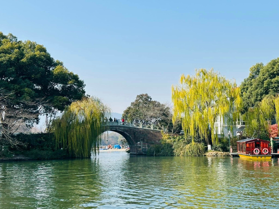 Tây Hồ Trung Quốc được biết đến là một trong những hồ nước ngọt nổi tiếng nhất nhì Hàng Châu, thuộc tỉnh Triết Giang, Trung Hoa. (Ảnh: Anh Quang/Vietnam+)