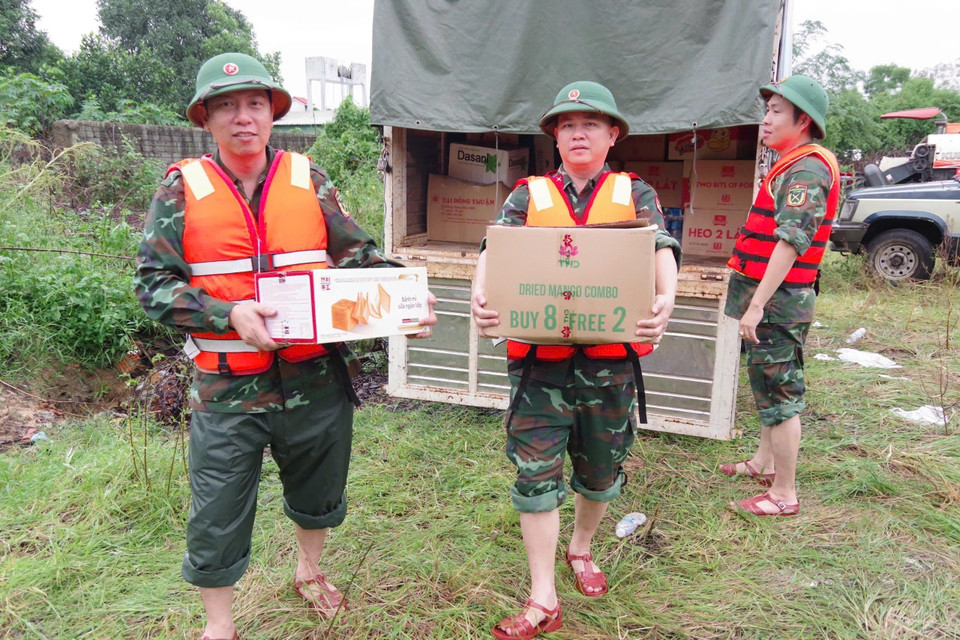 Vận chuyển hàng cứu trợ tới người dân vùng lũ. (Ảnh: TTXVN phát)