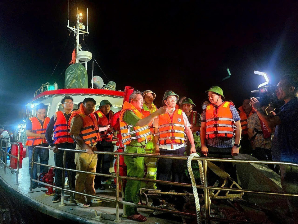 Lực lượng chức năng tìm kiếm các nạn nhân còn lại. (Ảnh: Thanh Vân/TTXVN)