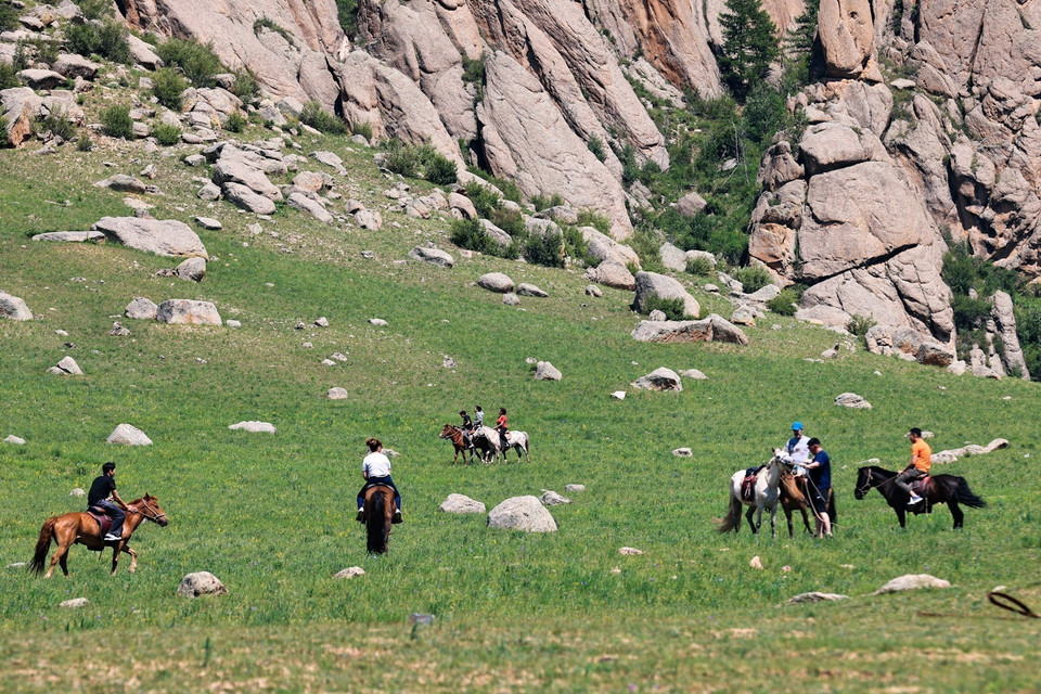 Du khách trải nghiệm cưỡi ngựa, lạc đà trên thảo nguyên xanh. (Ảnh: Thanh Tùng/TTXVN)