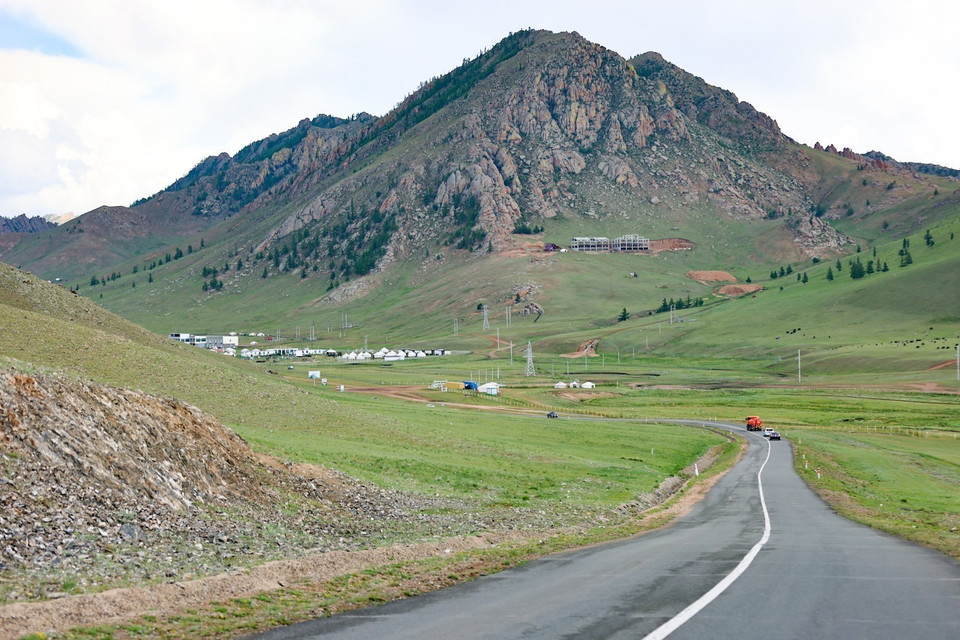 Những cung đường uốn lượn giữa thảo nguyên bao la, xanh ngát khiến du khách không khỏi ngỡ ngàng trước cảnh sắc thiên nhiên. (Ảnh: Thanh Tùng/TTXVN)