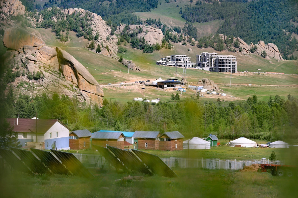 Ger là kiểu lều trại truyền thống của người Mông Cổ với nhiều màu sắc, được trang bị cả giường và bếp đốt củi, giúp du khách có thể cảm nhận và trải nghiệm một cuộc sống du mục khó quên tại Terelj. Đây là một hình thức lưu trú có thể phục vụ du khách cho dù thời tiết mùa hè hay mùa đông. (Ảnh: Thanh Tùng/TTXVN)