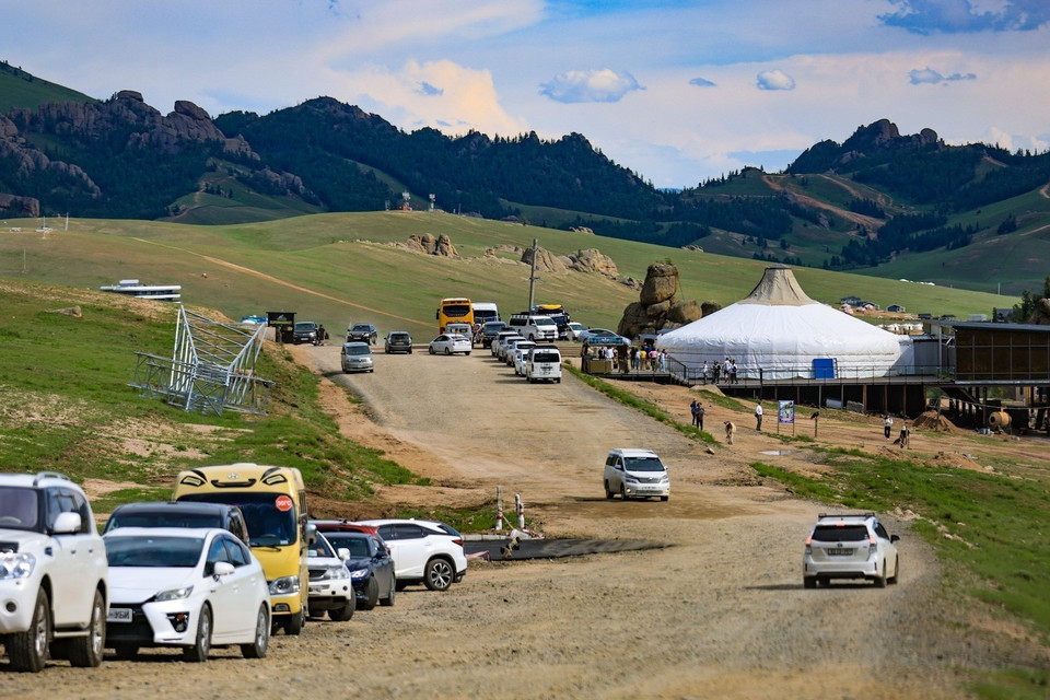 Du lịch Mông Cổ thích hợp nhất vào mùa hè rực rỡ từ tháng 6 đến tháng 8, bởi lẽ đây là thời điểm Mông Cổ tràn ngập sắc xanh của những thảo nguyên, mang theo đó là hương thơm của những cánh đồng hoa tỏa ngát. (Ảnh: Thanh Tùng/TTXVN)