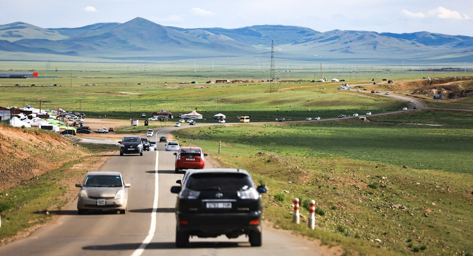 Những cung đường uốn lượn giữa thảo nguyên bao la, xanh ngát khiến du khách không khỏi ngỡ ngàng trước cảnh sắc thiên nhiên. (Ảnh: Thanh Tùng/TTXVN)