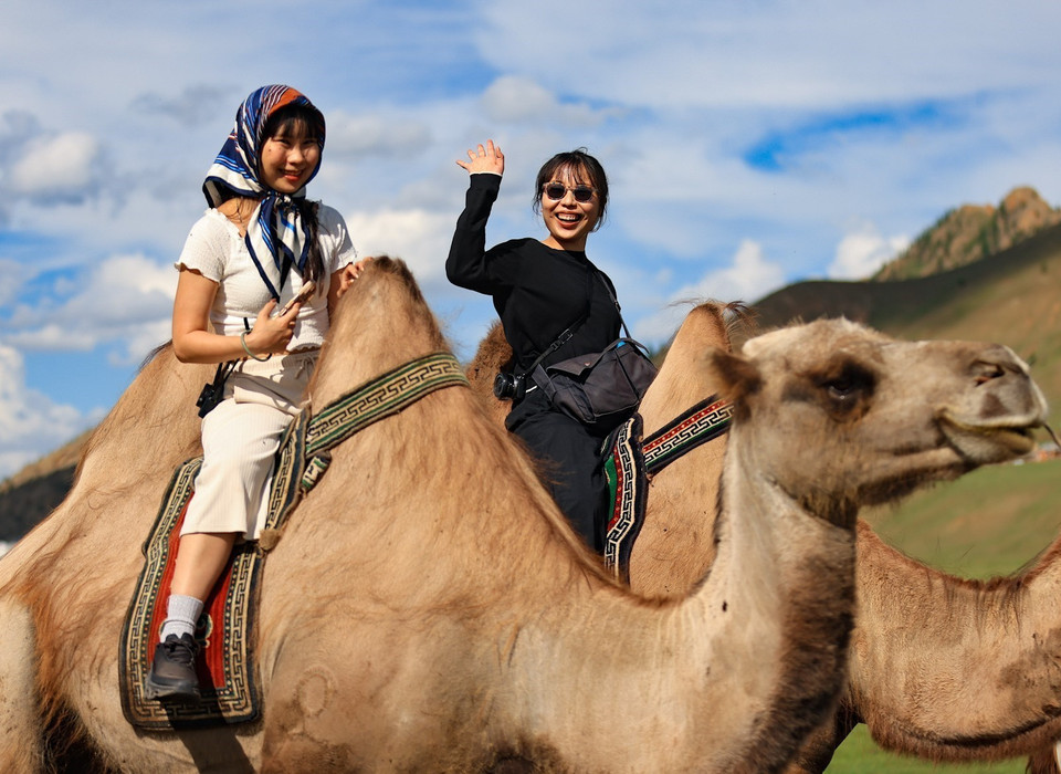 Du khách trải nghiệm cưỡi ngựa, lạc đà trên thảo nguyên xanh. (Ảnh: Thanh Tùng/TTXVN)