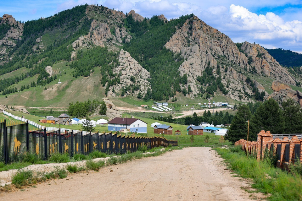 Cảnh quan thiên nhiên của Terelj được ví như “tiểu Thụy Sĩ” của châu Á với những khối đá kỳ vĩ, thảo nguyên xanh ngát cùng không gian rộng lớn. (Ảnh: Thanh Tùng/TTXVN)