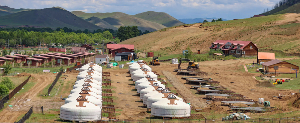 Ger là kiểu lều trại truyền thống của người Mông Cổ với nhiều màu sắc, được trang bị cả giường và bếp đốt củi, giúp du khách có thể cảm nhận và trải nghiệm một cuộc sống du mục khó quên tại Terelj. Đây là một hình thức lưu trú có thể phục vụ du khách cho dù thời tiết mùa hè hay mùa đông. (Ảnh: Thanh Tùng/TTXVN)