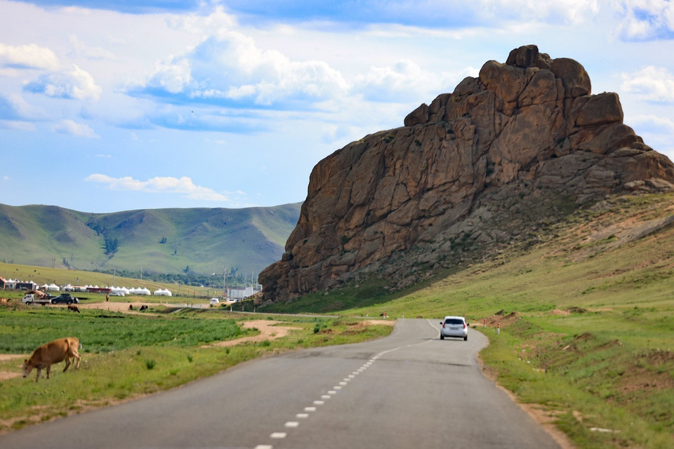 Du lịch Mông Cổ thích hợp nhất vào mùa hè rực rỡ từ tháng 6 đến tháng 8, bởi lẽ đây là thời điểm Mông Cổ tràn ngập sắc xanh của những thảo nguyên, mang theo đó là hương thơm của những cánh đồng hoa tỏa ngát. (Ảnh: Thanh Tùng/TTXVN)