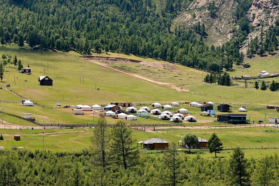 Ger là kiểu lều trại truyền thống của người Mông Cổ với nhiều màu sắc, được trang bị cả giường và bếp đốt củi, giúp du khách có thể cảm nhận và trải nghiệm một cuộc sống du mục khó quên tại Terelj. Đây là một hình thức lưu trú có thể phục vụ du khách cho dù thời tiết mùa hè hay mùa đông. (Ảnh: Thanh Tùng/TTXVN)