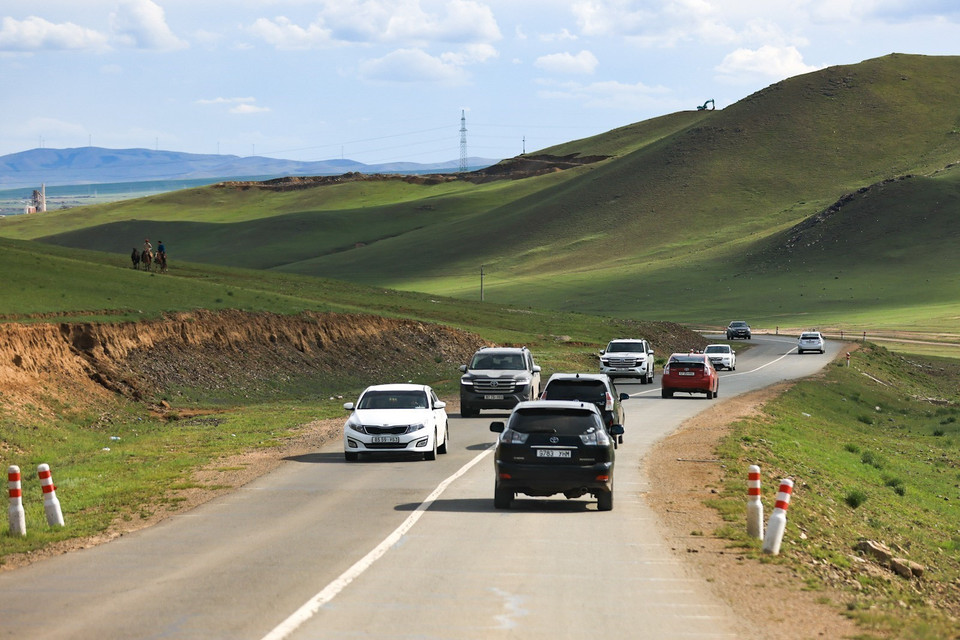 Những cung đường uốn lượn giữa thảo nguyên bao la, xanh ngát khiến du khách không khỏi ngỡ ngàng trước cảnh sắc thiên nhiên. (Ảnh: Thanh Tùng/TTXVN)
