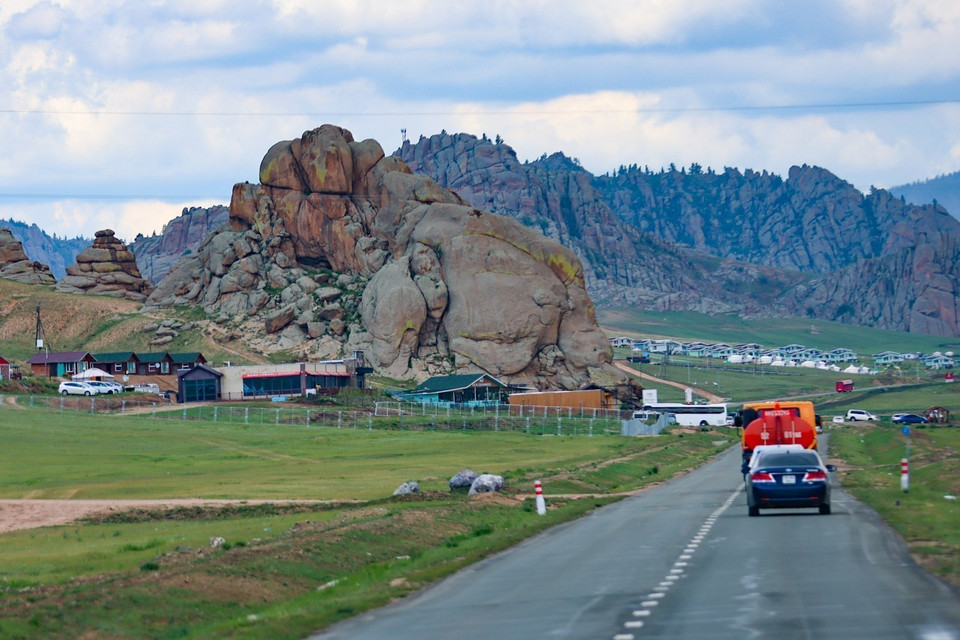 Tham quan công viên Terelj vào mùa Hè là đẹp nhất, với thời tiết mát mẻ, ôn hòa, thích hợp để tận hưởng trọn vẹn vẻ đẹp cũng như thỏa sức trải nghiệm các hoạt động cực thú vị. (Ảnh: Thanh Tùng/TTXVN)