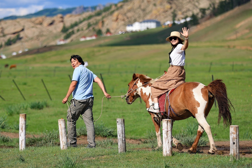 Cưỡi ngựa trên thảo nguyên, một trong những hoạt động đặc trưng nhất khi du lịch Mông Cổ, giúp bạn được hóa thân thành một du mục thực thụ. (Ảnh: Thanh Tùng/TTXVN)