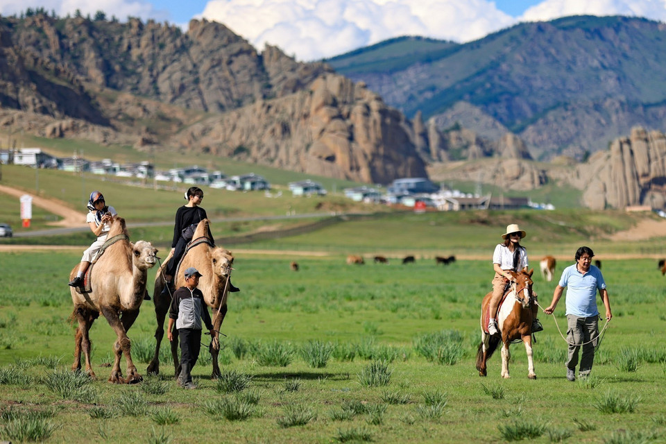 Du khách trải nghiệm cưỡi ngựa, lạc đà trên thảo nguyên xanh. (Ảnh: Thanh Tùng/TTXVN)