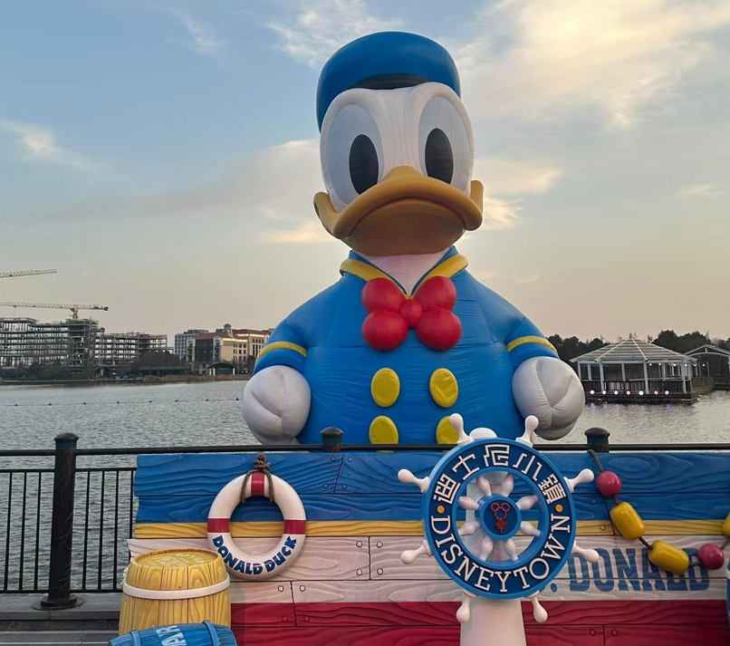 Chú Vịt Donald khổng lồ. (Ảnh: Anh Quang/Vietnam+)