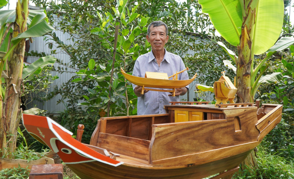 Ông Nguyễn Văn Tốt ở xã Long Hậu, huyện Lai Vung với các sản phẩm xuồng, ghe mini. (Ảnh: Nhựt An/TTXVN)