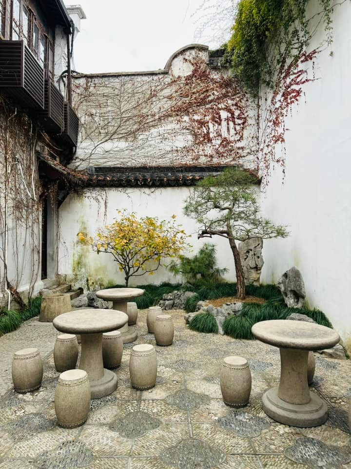 Ngoài những kiến trúc đậm chất cổ thì không gian thiên nhiên tại Sư Tử Lâm cũng rất đỗi thơ mộng, làm bao du khách phải xao xuyến quên lối về. (Ảnh: Anh Quang/Vietnam+)