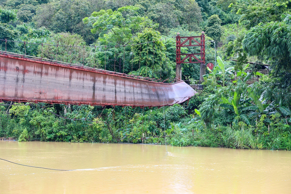 Cầu treo Pa Thơm bị lật nghiêng. (Ảnh: Xuân Tư/TTXVN)