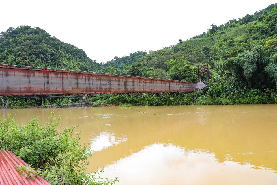 Cầu treo Pa Thơm bị đứt một bên dây văng, lật nghiêng 90 độ. (Ảnh: Xuân Tư/TTXVN)