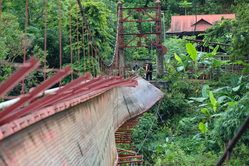 Cầu treo Pa Thơm bị lật nghiêng. (Ảnh: Xuân Tư/TTXVN)