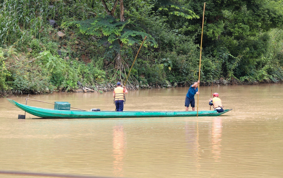 Lực lượng Phòng Cảnh sát Phòng cháy chữa cháy &amp; Cứu nạn Cứu hộ, Công an tỉnh Điện Biên, tìm kiếm chiếc xe ôtô bị rơi xuống sông. (Ảnh: Xuân Tư/TTXVN)