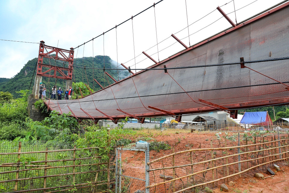 Hiện trường cầu treo Pa Thơm bị lật. (Ảnh: Xuân Tư/TTXVN)