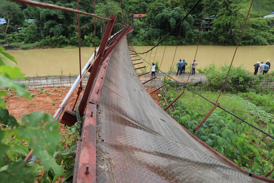 Hiện trường cầu treo Pa Thơm bị lật. (Ảnh: Xuân Tư/TTXVN)