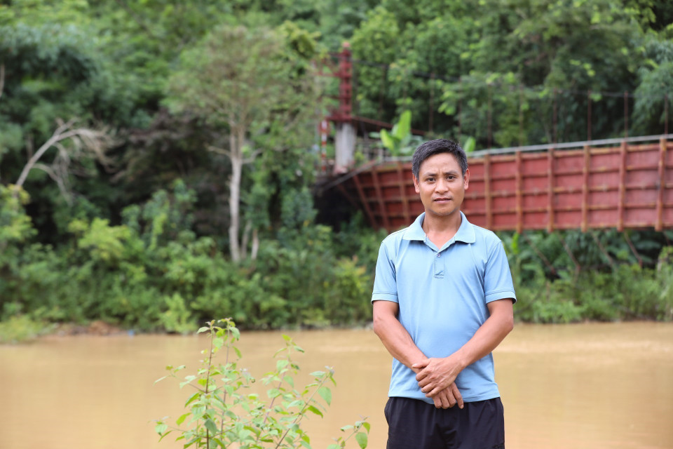Anh Lường Văn Phăn (Nhân viên Nhà máy Thủy điện Nậm Núa), người đã bơi xuống sông cứu sống một nạn nhân trong xe ôtô bị rơi. (Ảnh: Xuân Tư/TTXVN)
