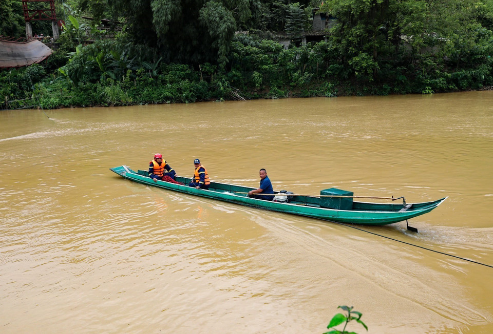 Lực lượng Phòng Cảnh sát Phòng cháy chữa cháy &amp; Cứu nạn Cứu hộ, Công an tỉnh Điện Biên, tìm kiếm chiếc xe ôtô bị rơi xuống sông. (Ảnh: Xuân Tư/TTXVN)