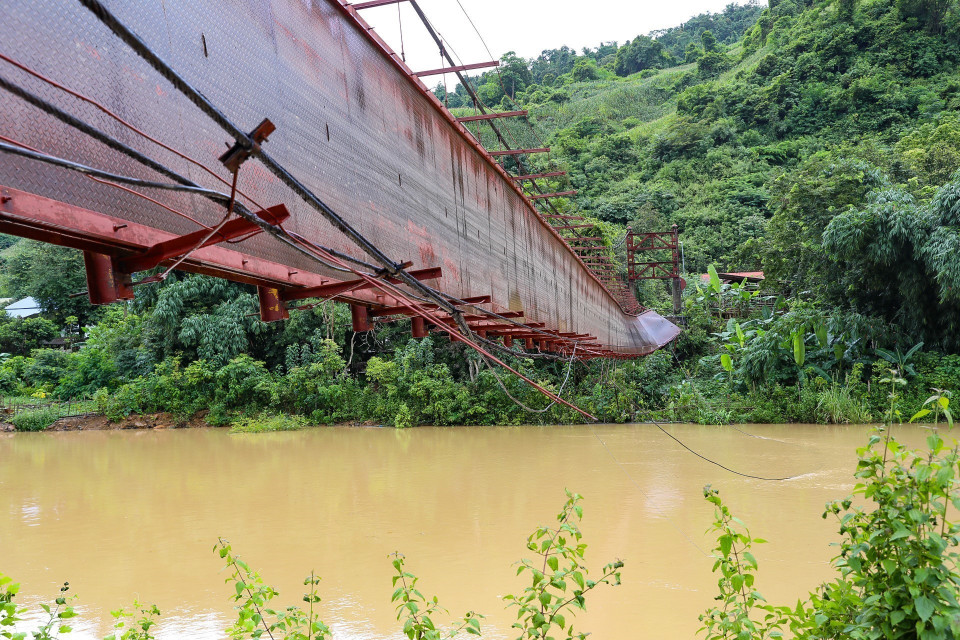 Cầu treo Pa Thơm bị đứt một bên dây văng, lật nghiêng 90 độ. (Ảnh: Xuân Tư/TTXVN)