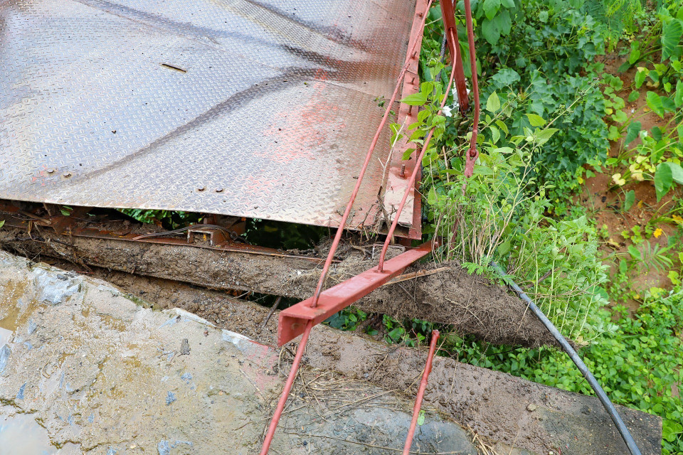 Cầu bị đứt một bên dây cáp. (Ảnh: Xuân Tư/TTXVN)