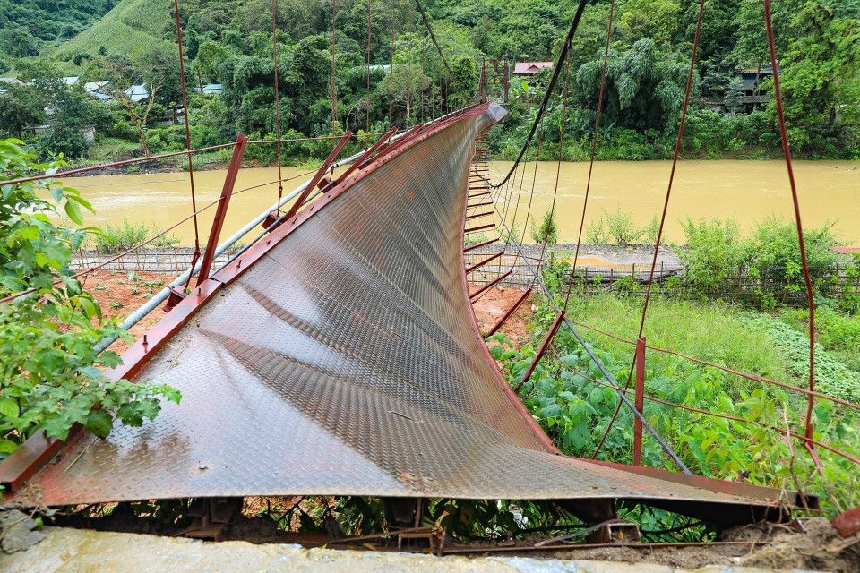 Cầu treo Pa Thơm bị đứt một bên dây văng, lật nghiêng 90 độ. (Ảnh: Xuân Tư/TTXVN)
