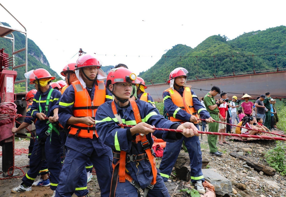 Lực lượng Phòng Cảnh sát Phòng cháy chữa cháy &amp; Cứu nạn Cứu hộ, Công an tỉnh Điện Biên, tìm kiếm chiếc xe ôtô bị rơi xuống sông. (Ảnh: Xuân Tư/TTXVN)