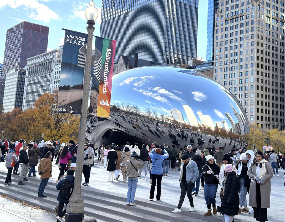 “The Bean” phản chiếu những tòa nhà chọc trời và bầu trời mùa Đông Chicago. (Ảnh: Ngọc Quang/TTXVN)