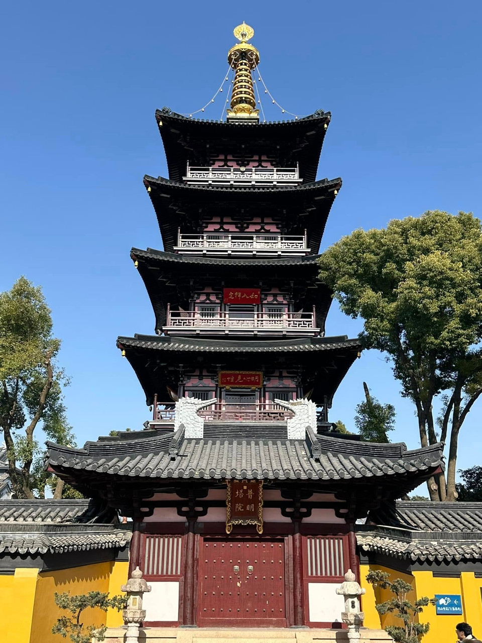 Không chỉ thu hút du khách bằng vẻ đẹp trầm mặc và tôn nghiêm với những cảnh quan hữu tình miền sông nước Giang Nam, những câu chuyện giai thoại gắn với tình bạn của Hàn Sơn và Thập Đắc, Hàn Sơn tự còn là nguồn cảm hứng vô tận của bao lớp thi nhân Trung Hoa mà tiêu biểu nhất là những vần thơ Đường bất hủ trong thi phẩm Phong Kiều Dạ Bạc của Trương Kế. (Ảnh: Anh Quang/Vietnam+)