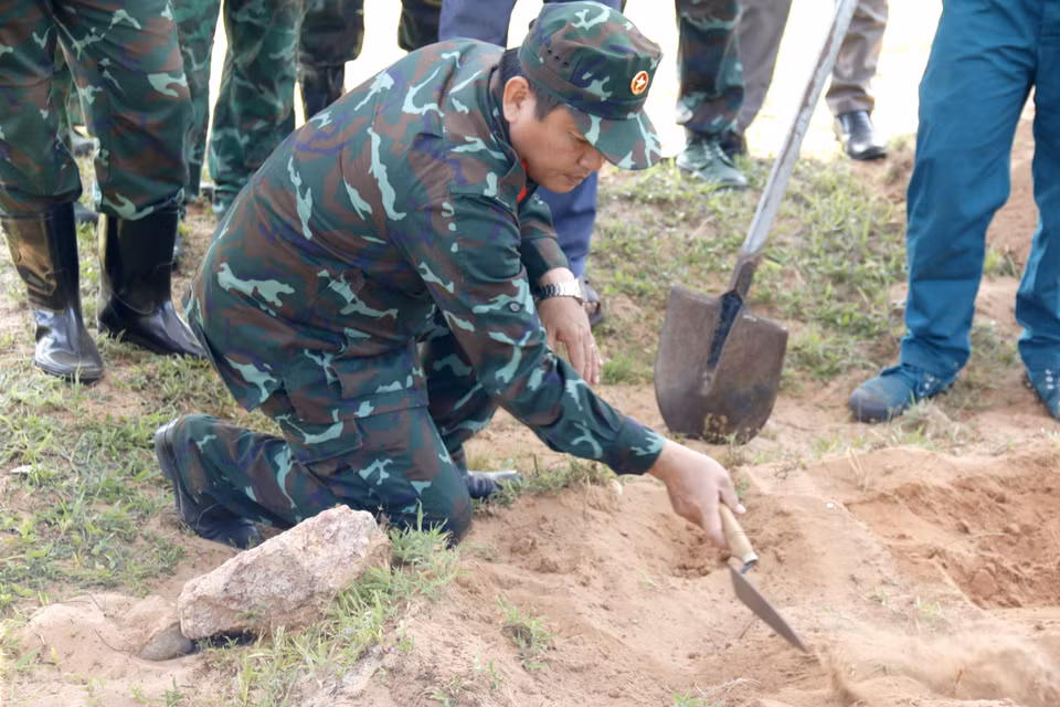 Đội tìm kiếm, quy tập Bộ Chỉ huy Quân sự tỉnh phối hợp với các cơ quan liên quan tiến hành quy tập theo đúng quy định, bảo đảm vật chất hậu cần, phương tiện trong suốt quá trình. (Ảnh: Hồng Hiếu/TTXVN)