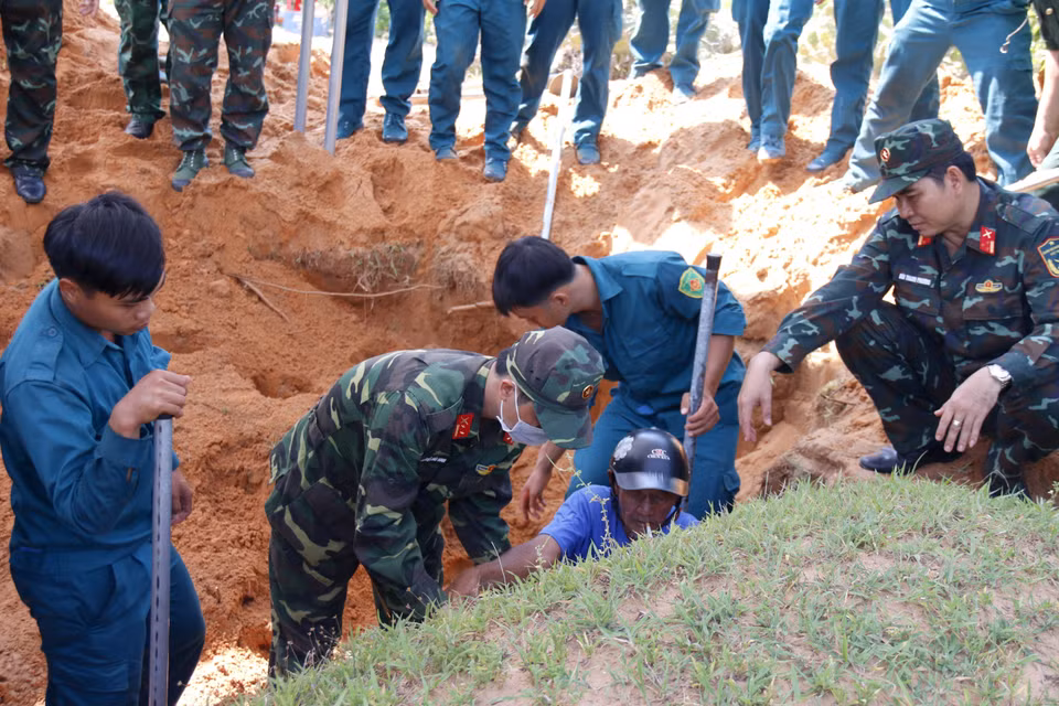 Toàn bộ khu vực vị trí các phần mộ được khoanh vùng, đánh dấu kỹ lưỡng trước khi tiến hành quy tập. (Ảnh: Hồng Hiếu/TTXVN)
