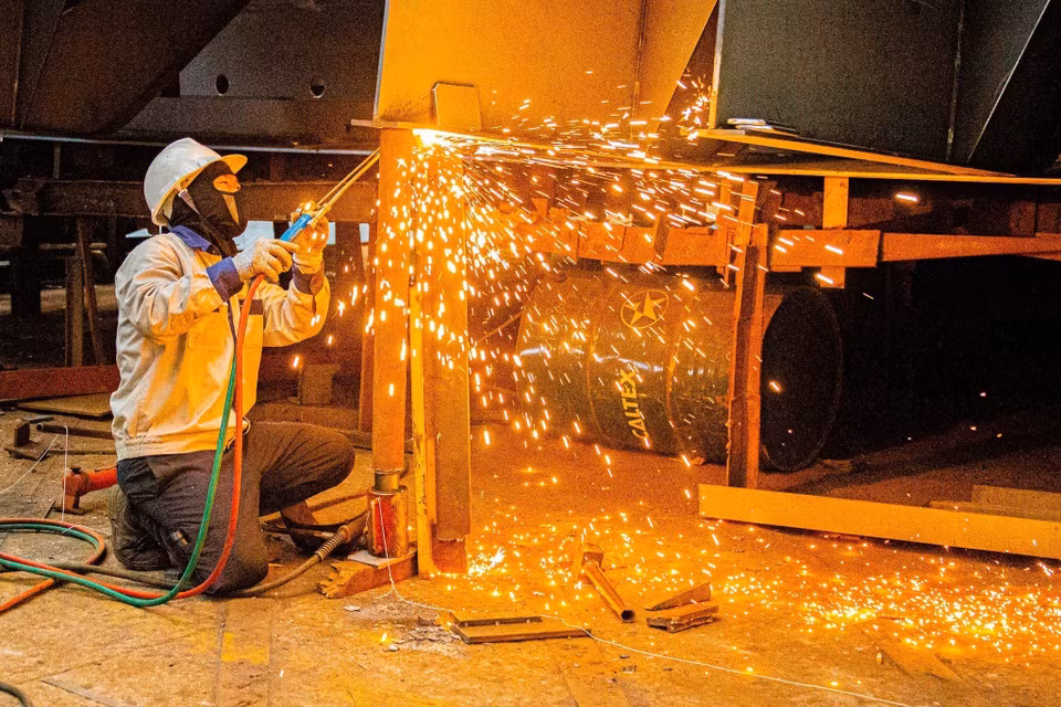 Công đoạn hàn kết cấu mô đun được thực hiện với yêu cầu kỹ thuật cao và độ chính xác gần như tuyệt đối. (Ảnh: Lan Anh/TTXVN phát)