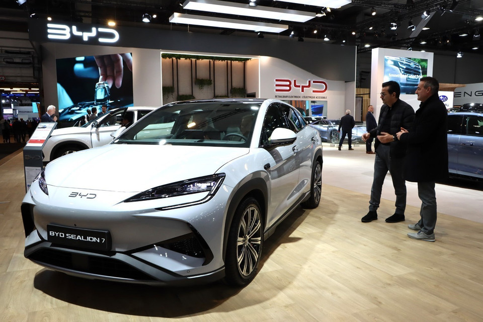 Nhà sản xuất xe Trung Quốc BYD giới thiệu nhiều mẫu xe tích hợp công nghệ cao tại Triển lãm. (Ảnh: Hương Giang/TTXVN)