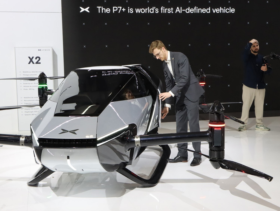 Xe "bay" Xpeng 2 của Trung Quốc, một trong những "ngôi sao" tại Triển lãm. (Ảnh: Hương Giang /TTXVN)