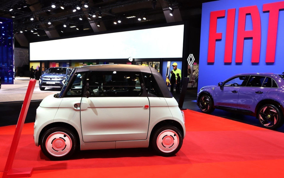 Một mẫu xe điện cá nhân của hãng Fiat tại triển lãm. (Ảnh: Hương Giang/TTXVN)