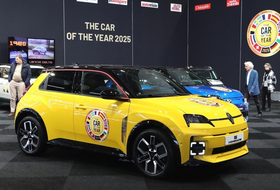 Xe điện Renault 5 được bình chọn là "Xe ôtô của năm 2025" tại Triển lãm. (Ảnh: Hương Giang/TTXVN)
