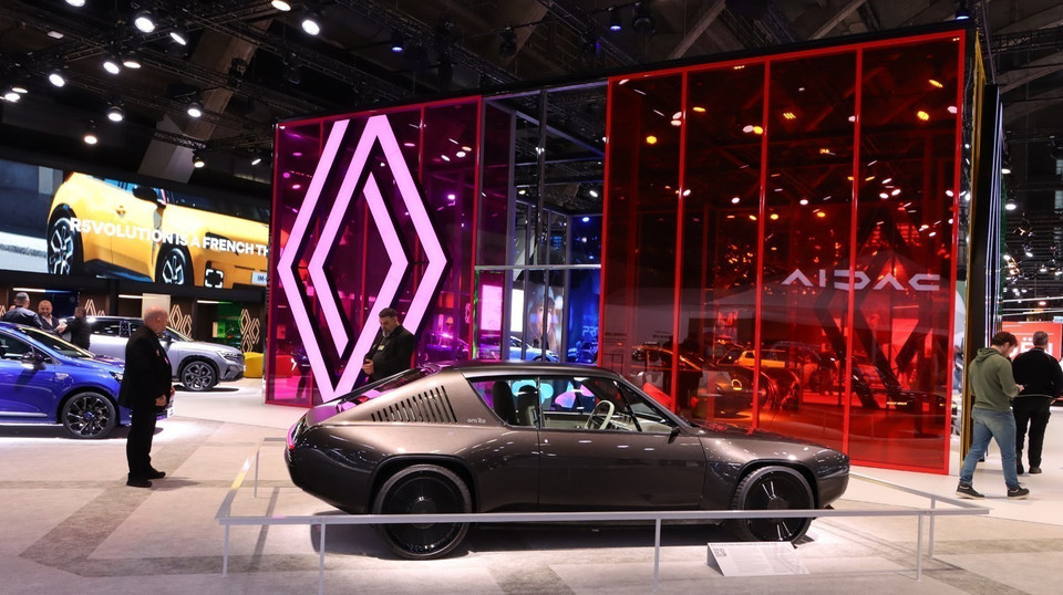 Nhiều mẫu xe hiện đại được giới thiệu tại Triển lãm ôtô Brussels 2025. (Ảnh: Hương Giang/TTXVN)