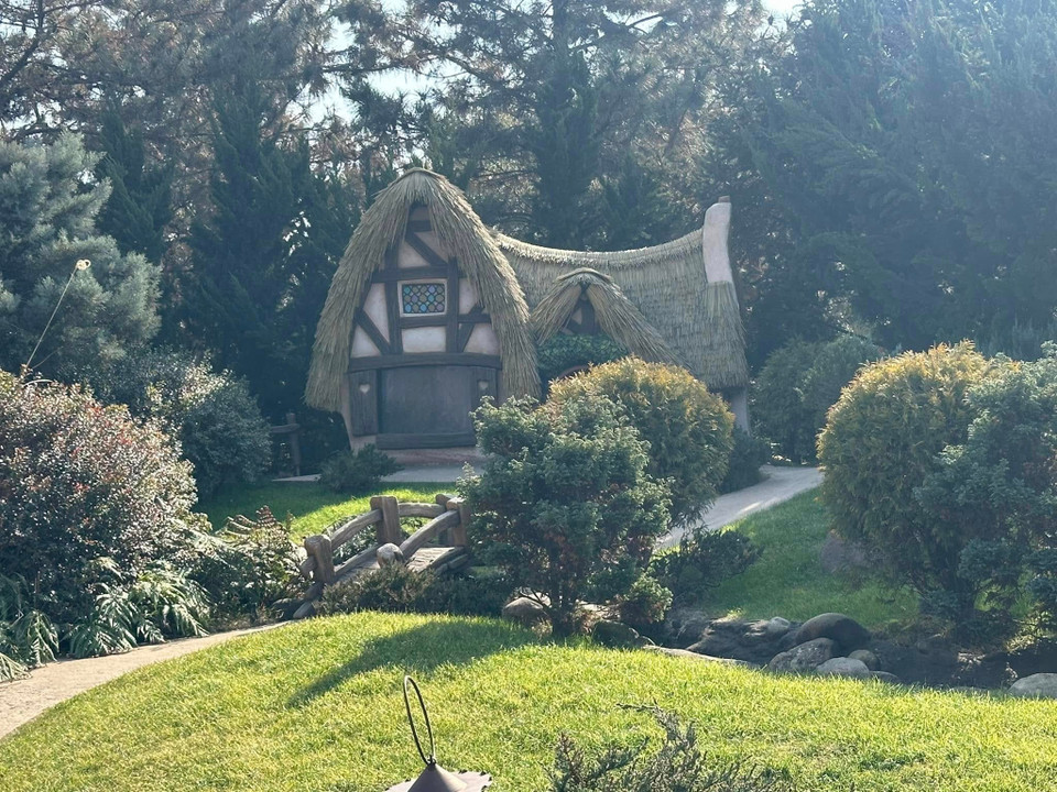 Ngôi nhà của 7 chú lùn trong phim hoạt hình "Nàng bạch tuyết và bảy chú lùn." (Ảnh: Anh Quang/Vietnam+)