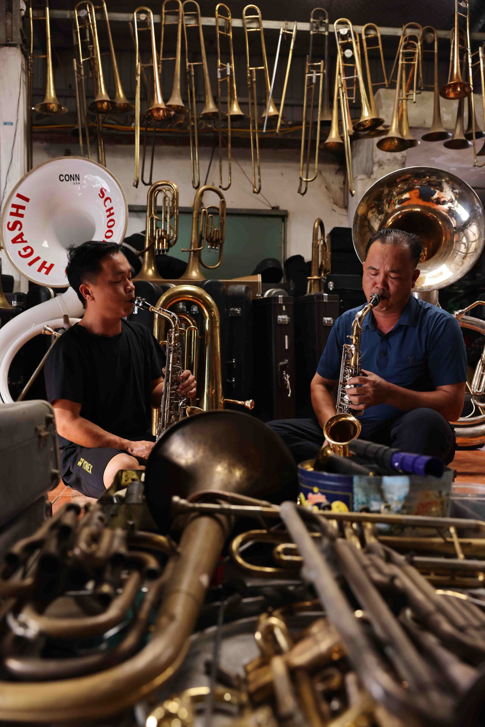 Ông Nguyễn Văn Hưởng, hội kèn Trại Đáy, xã Hải Minh (Hải Hậu) cùng con trai kiểm tra kèn thành phẩm. (Ảnh: Minh Đức/TTXVN)