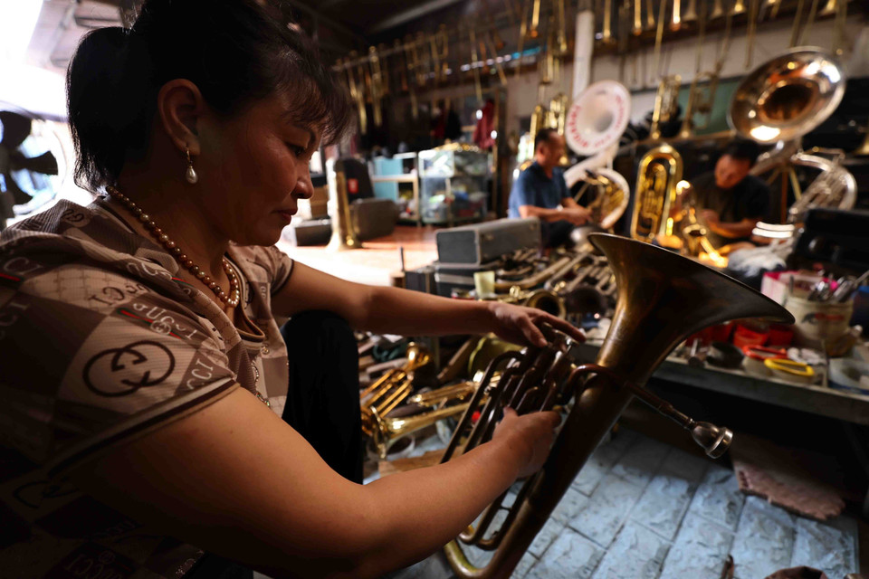 Người dân nơi đây tự mày mò học sửa kèn, truyền nhau kinh nghiệm rồi làm kèn đồng, dần dần hình thành nghề làm kèn đồng ở làng Phạm Pháo. (Ảnh: Minh Đức/TTXVN)