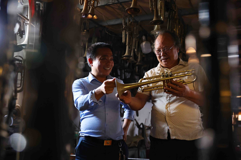 Gia đình ông Nguyễn Văn Cường có truyền thống sửa kèn đồng khi ông Nguyễn Văn Biên (bố ông Cường) là một trong những người đầu tiên làm nghề này từ những năm 1950. (Ảnh: Minh Đức/TTXVN)