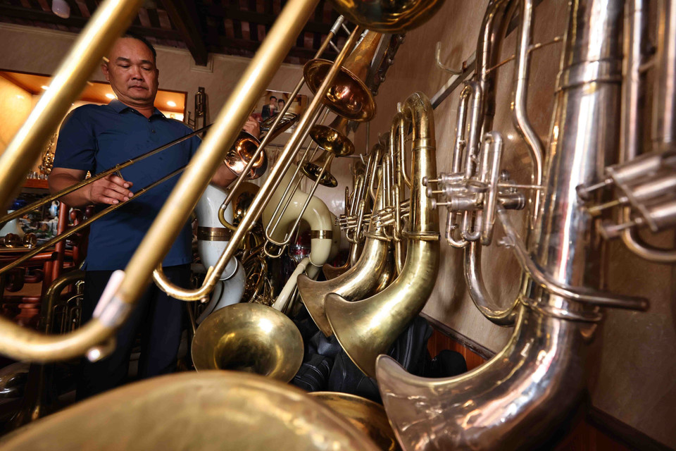 Giáo dân Nguyễn Văn Hưởng kiểm tra kèn thành phẩm. (Ảnh: Minh Đức/TTXVN)